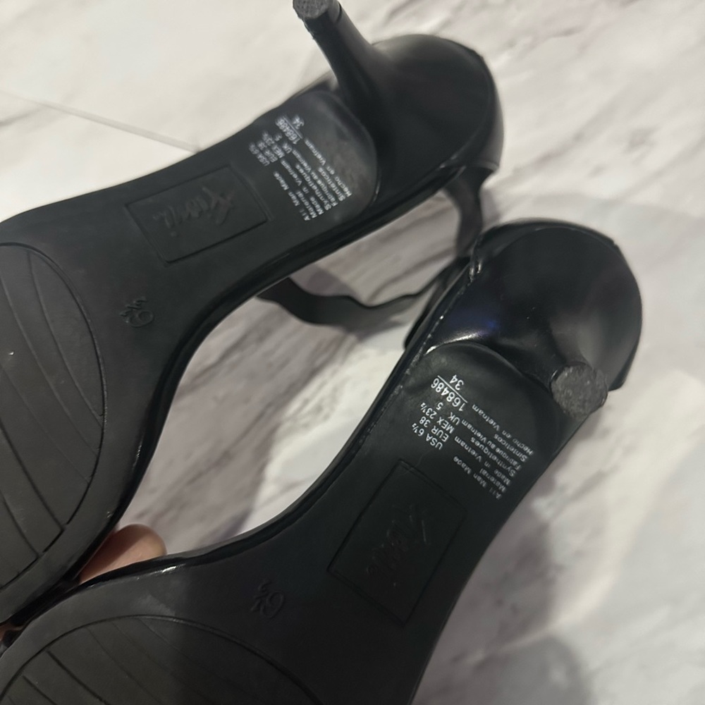 BLACK RUFFLE HEELS - Picture 2 of 3